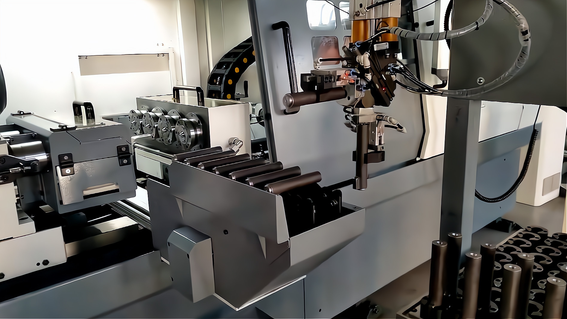ZK2115×4B/500A 深孔鉆床配置桁架機(jī)械手，加工手槍槍管單機(jī)自動化