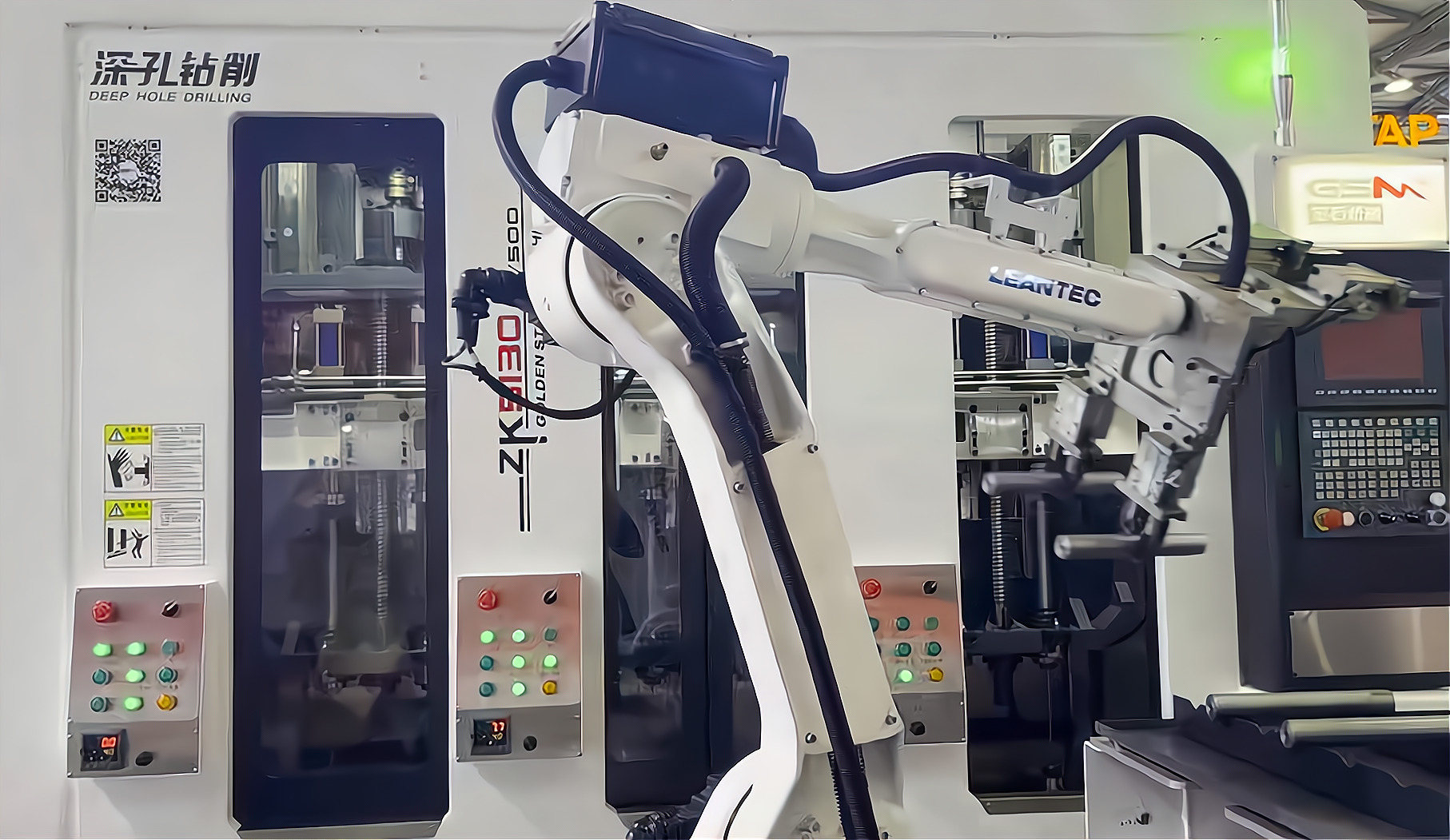 ZK5120×6/500 倒立六軸深孔鉆床配置六軸機(jī)器人，加工新能源電機(jī)軸單機(jī)自動化